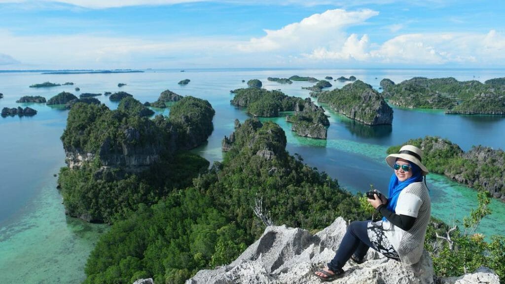 Berfoto Dengan Latar Belakang Gugusan Pulau Pianemo Di Raja Ampat 1