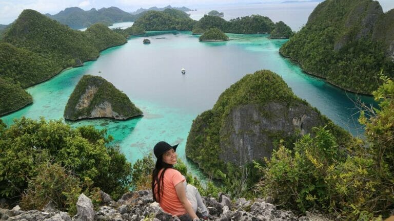 Berfoto Dengan Latar Belakang Gugusan Pulau Pianemo Di Raja Ampat
