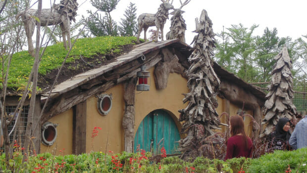 Bangunan Kayu Rumah Kurcai Hobbit Di Songgo Langit
