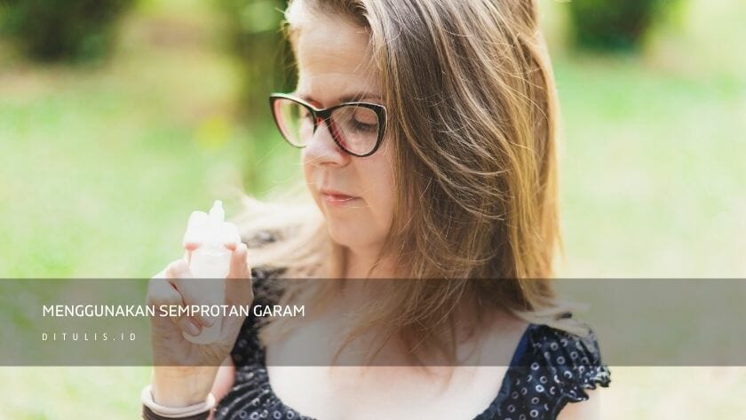 menggunakan semprotan garam