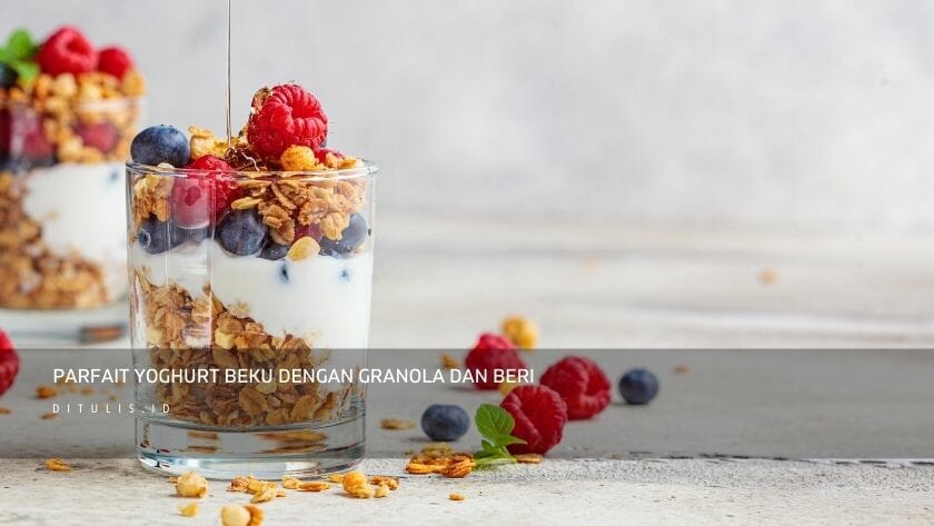 parfait yoghurt beku dengan granola dan beri
