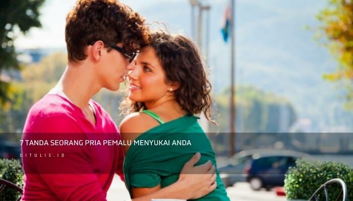 7 tanda seorang pria pemalu menyukai anda