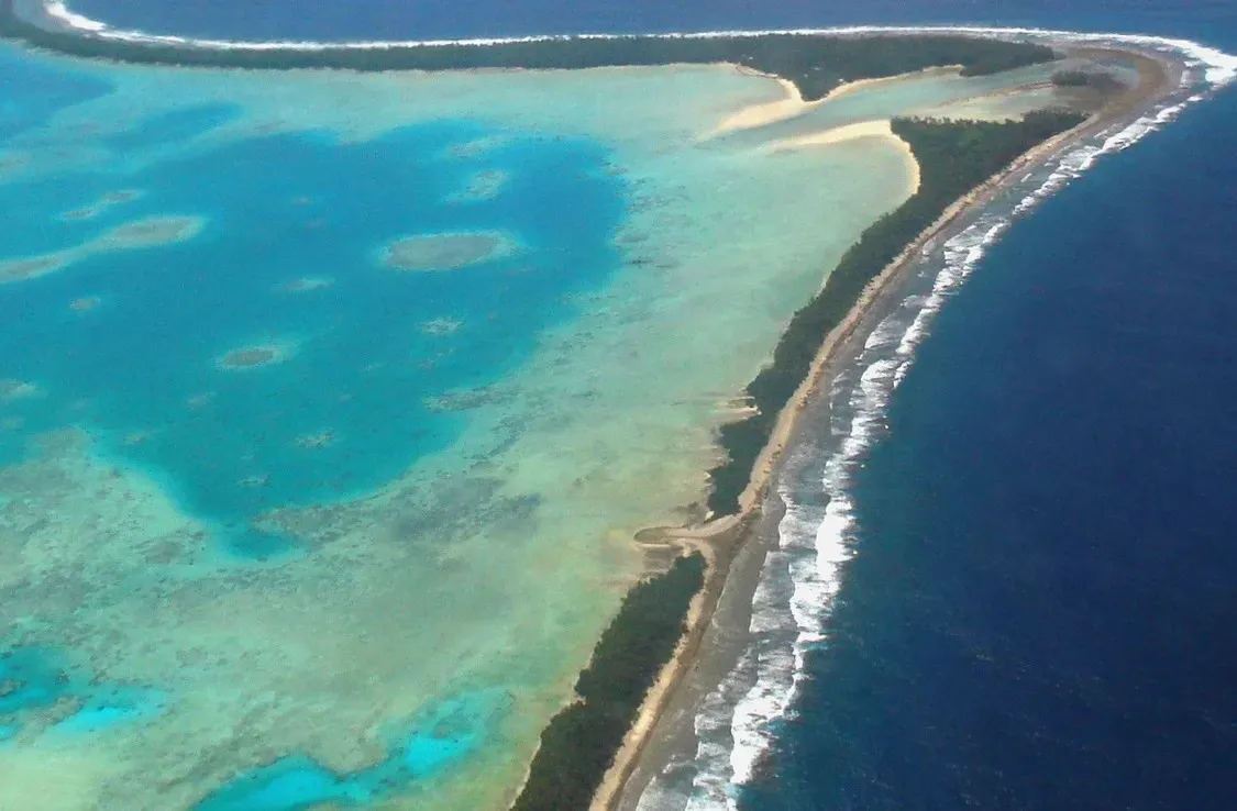 contoh pulau atol berpermukiman rendah yang rentan tenggelam – foto udara funafuti, tuvalu