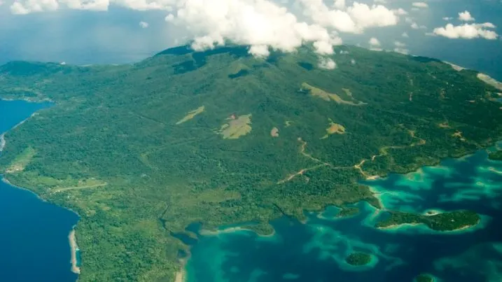 sisa daratan di salah satu pulau di kepulauan solomon yang telah terkikis habis dan tenggelam